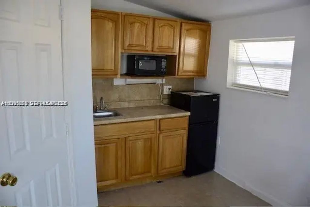 1610 Sw 87th Court #101, Miami