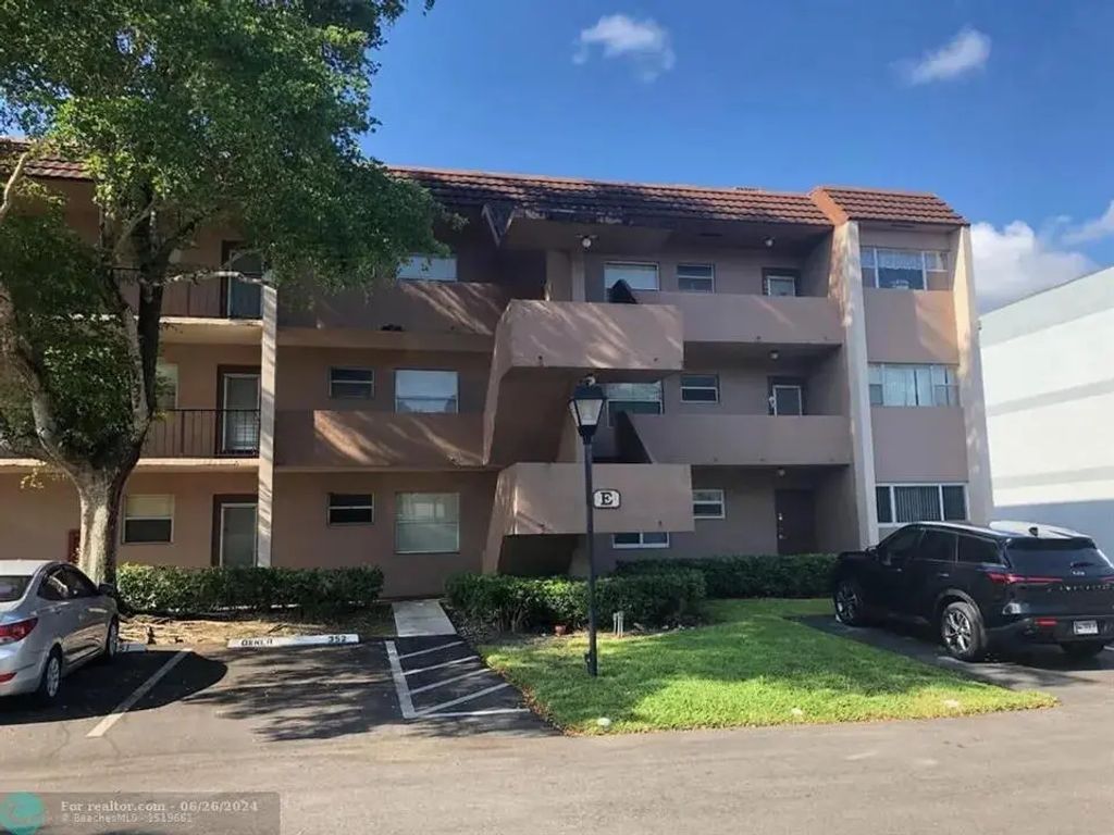 8350 Sands Point Boulevard #e310, Tamarac