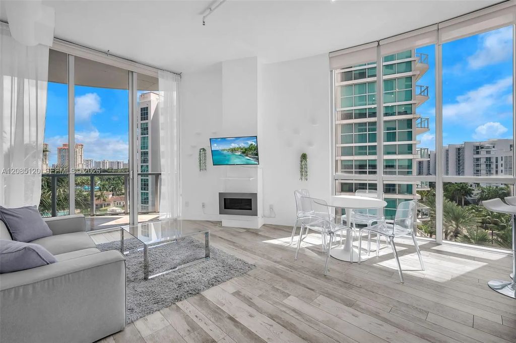 3029 Ne 188th Street #725, Aventura