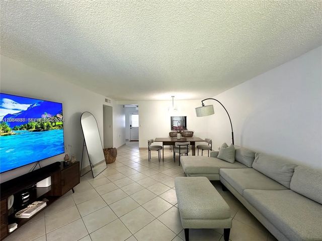 2 of 21 - 620 Ne 12th Avenue #102, Hallandale Beach, FL