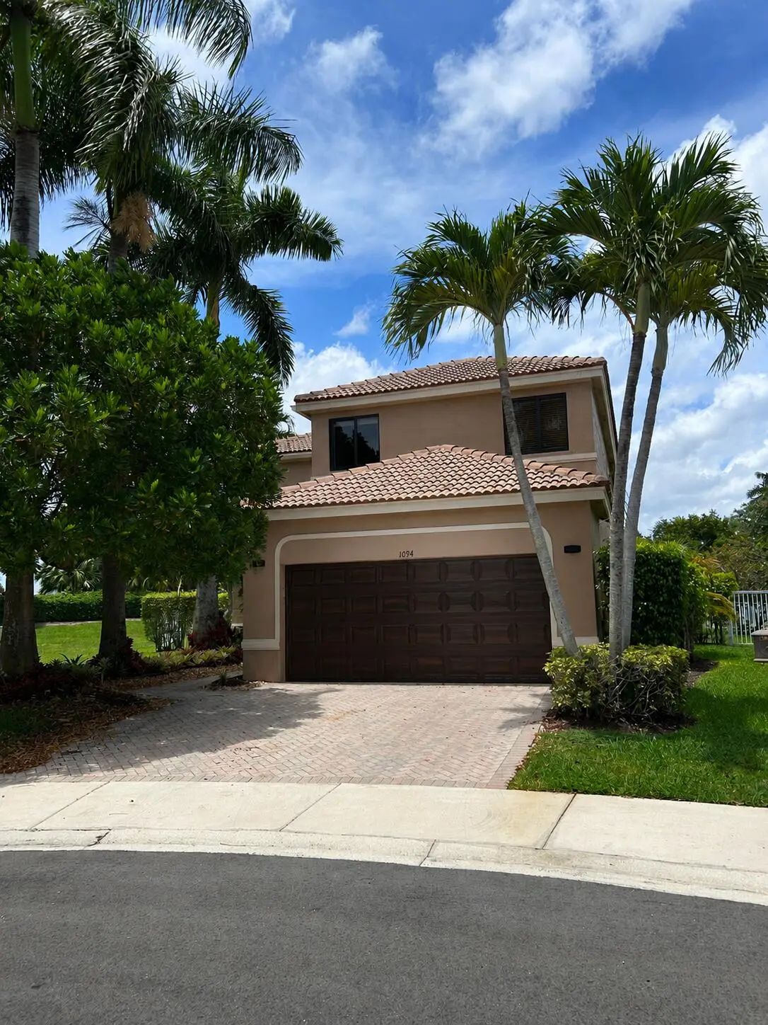 1094 Bluewood Terrace, Weston