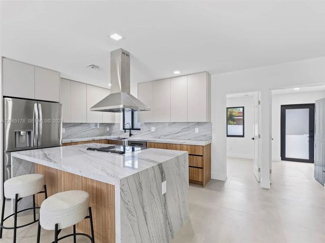5 of 63 - 610 Ne 164th Terrace, Miami, FL
