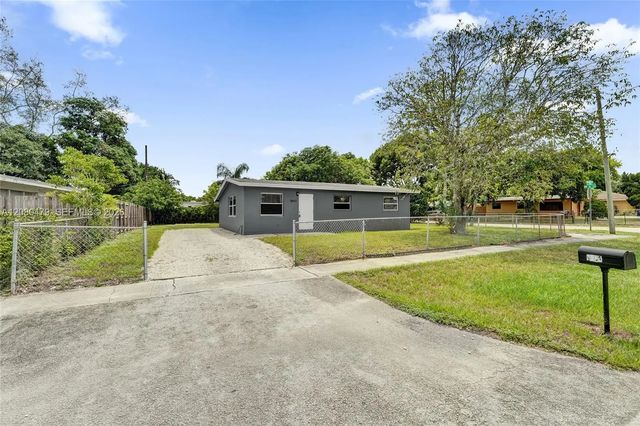 2 of 33 - 1843 Lauderdale Manor Drive, Fort Lauderdale, FL