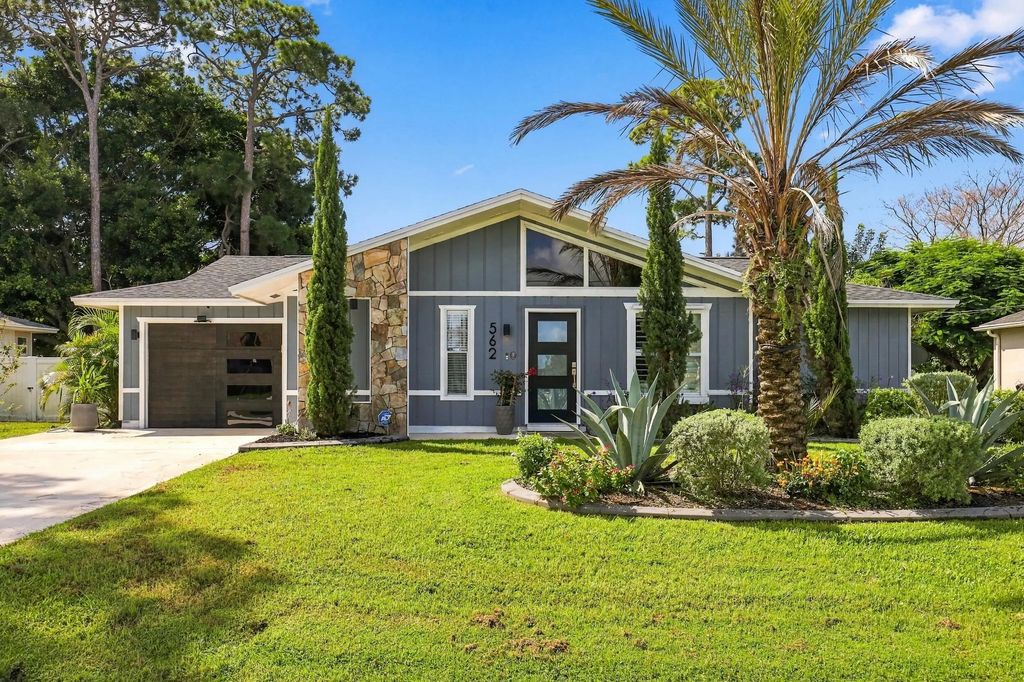 562 Sw Eyerly Avenue, Port St. Lucie