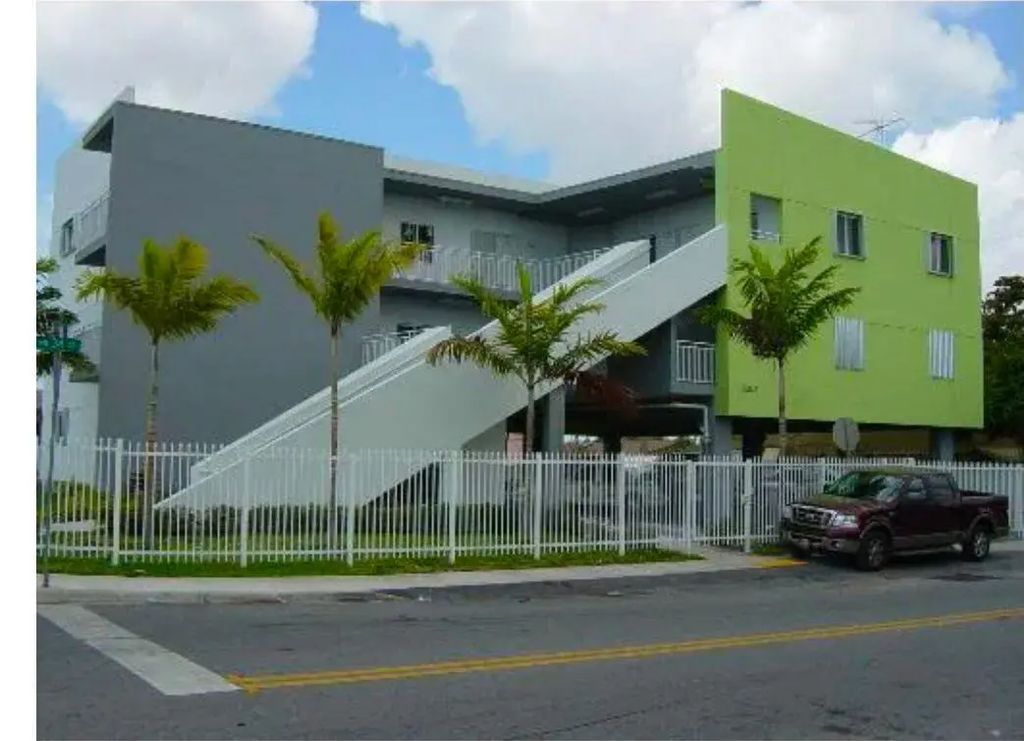 2210 Nw 34th Street #303, Miami