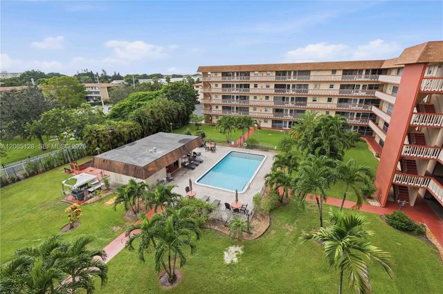 3 of 27 - 5300 Washington Street #w513, Hollywood, FL