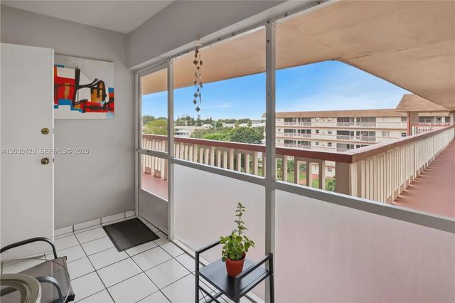 4 of 27 - 5300 Washington Street #w513, Hollywood, FL