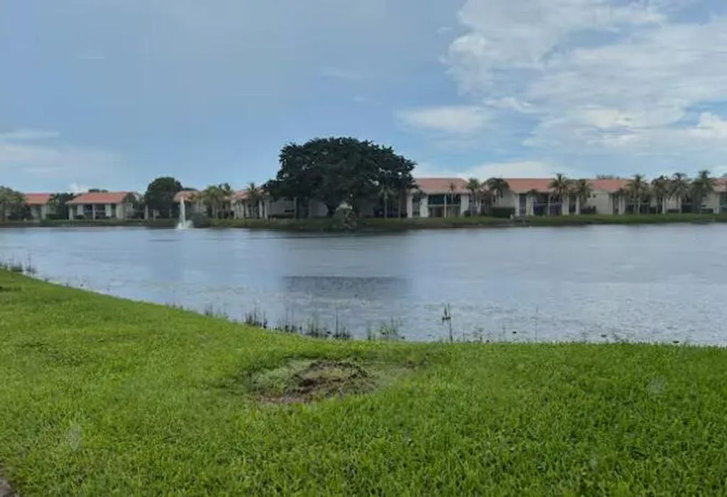 1445 Lake Crystal Drive #e, West Palm Beach