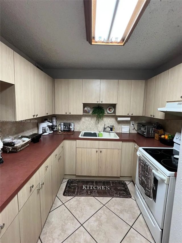 4 of 7 - 1900 W 68th Street #f104, Hialeah, FL