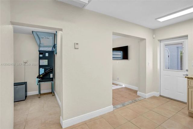 5 of 9 - 481 E Commercial Boulevard, Oakland Park, FL