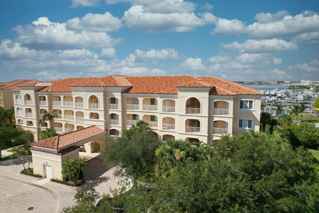 34 Harbour Isle Drive W #204, Fort Pierce