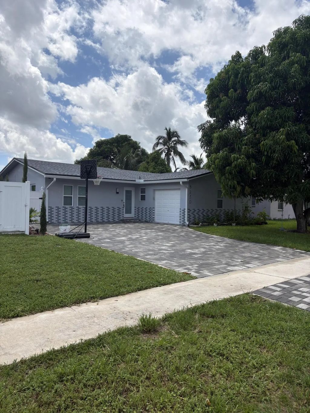 8250 Sw 8th Court, North Lauderdale