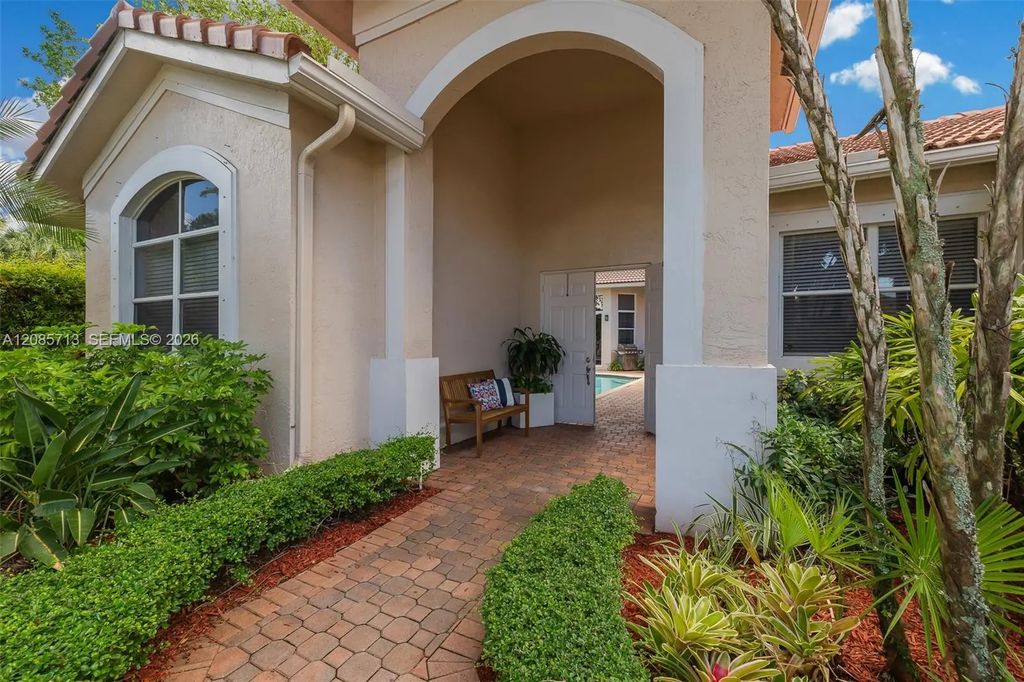1604 Victoria Pointe Lane, Weston