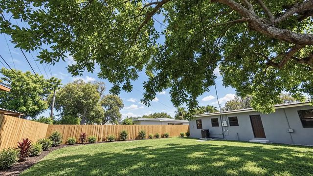 4 of 23 - 1142 Chateau Park Drive, Fort Lauderdale, FL