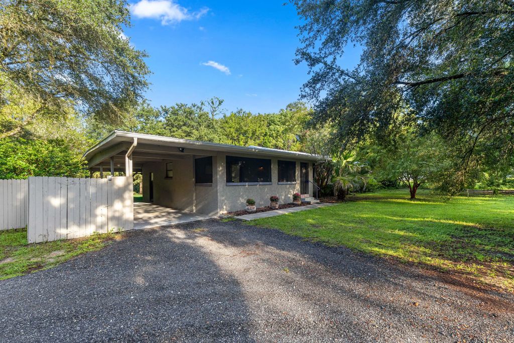 840 Pleasant Street, Lake Helen