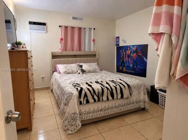 5 of 9 - 1010 E 8th Court, Hialeah, FL