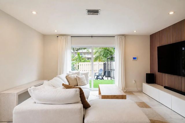 3 of 23 - 450 Se 7th Street #232, Dania Beach, FL