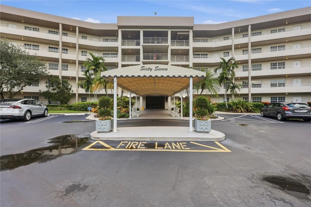 555 Oaks Lane #309, Pompano Beach