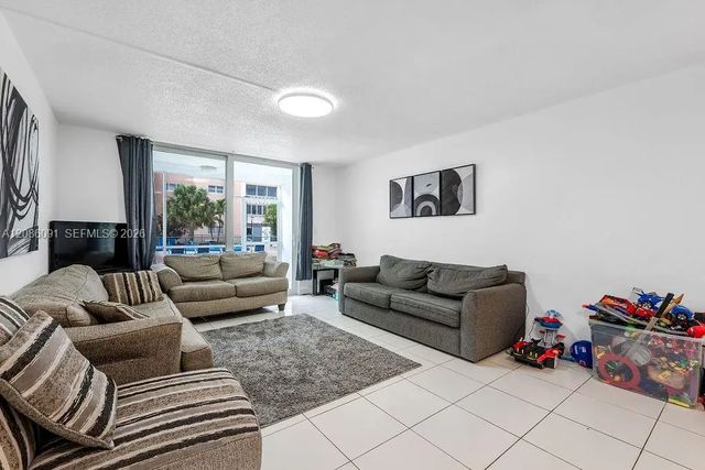 5 of 29 - 319 Ne 14th Avenue #106, Hallandale Beach, FL