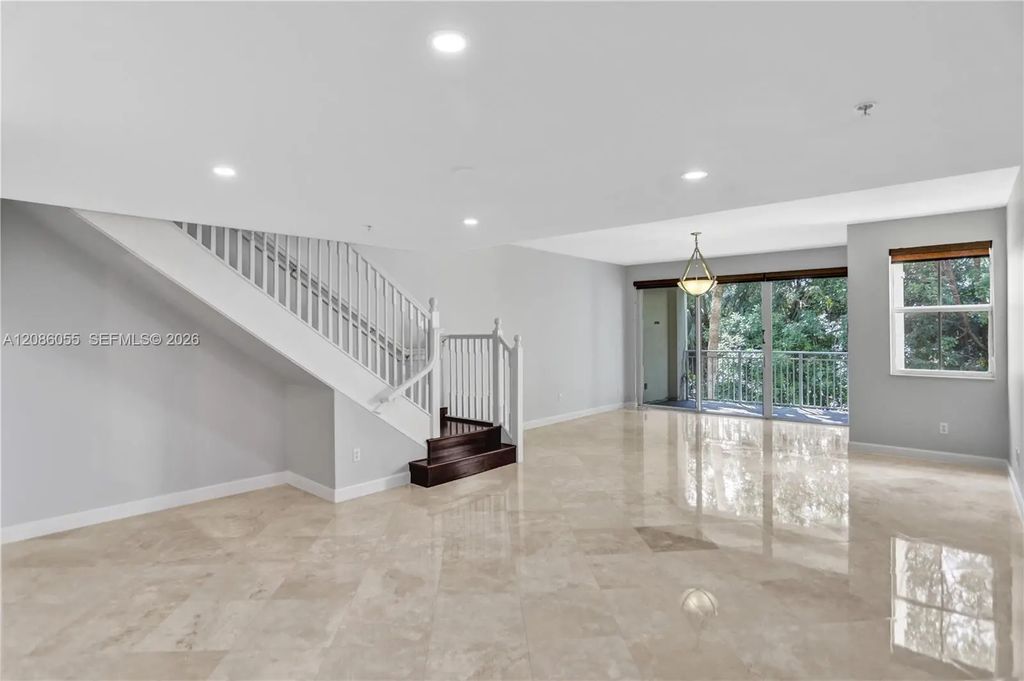 7564 Sw 102nd Street #211, Pinecrest