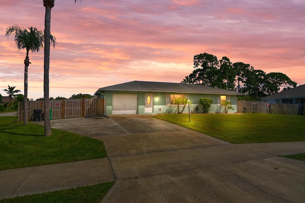 257 Sw Thornhill Drive, Port St. Lucie
