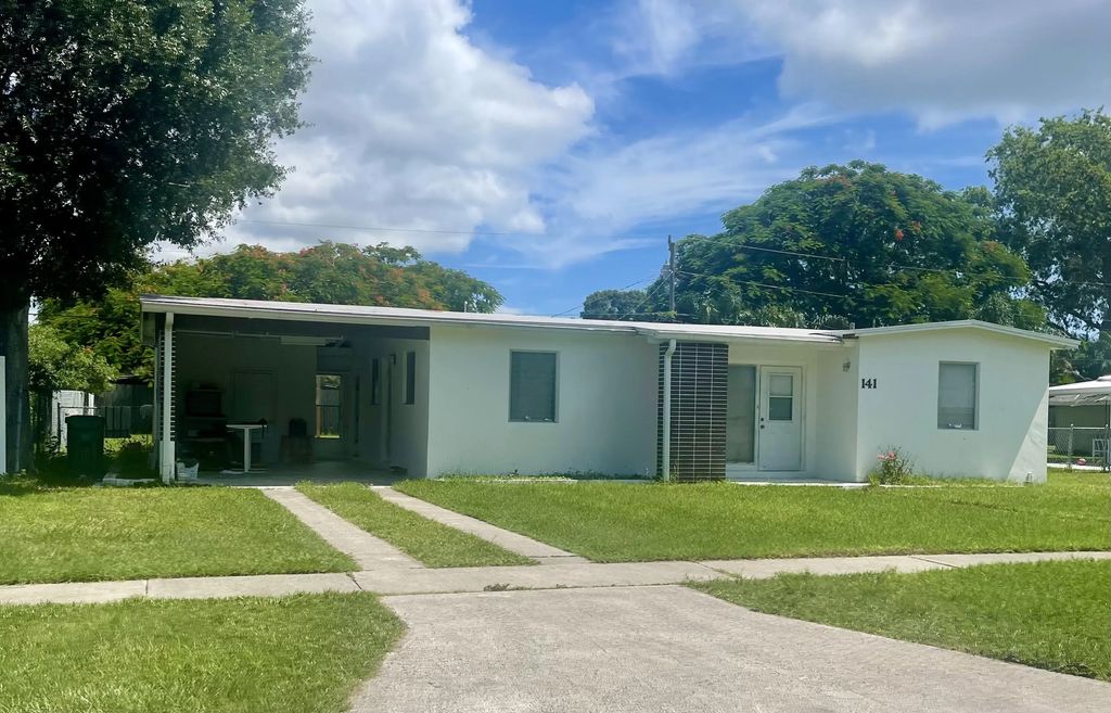 141 Se Bonita Court, Port St. Lucie