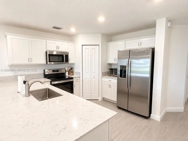 4 of 21 - 5013 Woods Edge Circle, Riviera Beach, FL