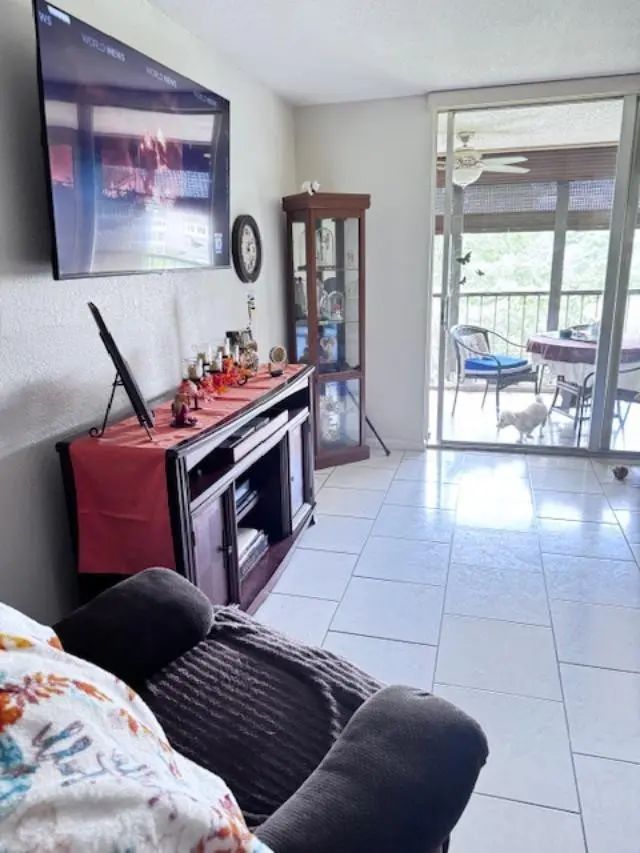 5 of 24 - 7320 Lake Cir Drive #407, Margate, FL