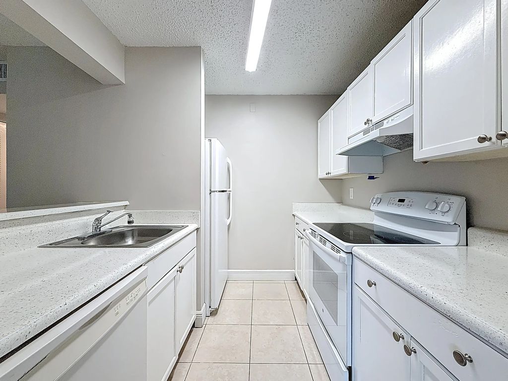 719 Meadows Circle, Boynton Beach