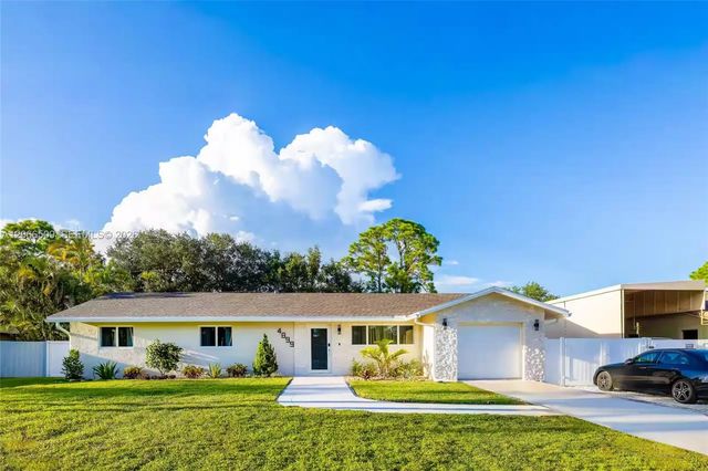 3 of 28 - 4899 Canal Drive, Lake Worth, FL