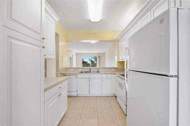 3 of 15 - 7765 Yardley Drive #403, Tamarac, FL