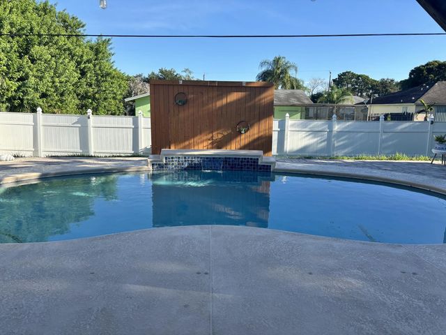 4 of 19 - 527 Nw Avon Avenue, Port St. Lucie, FL