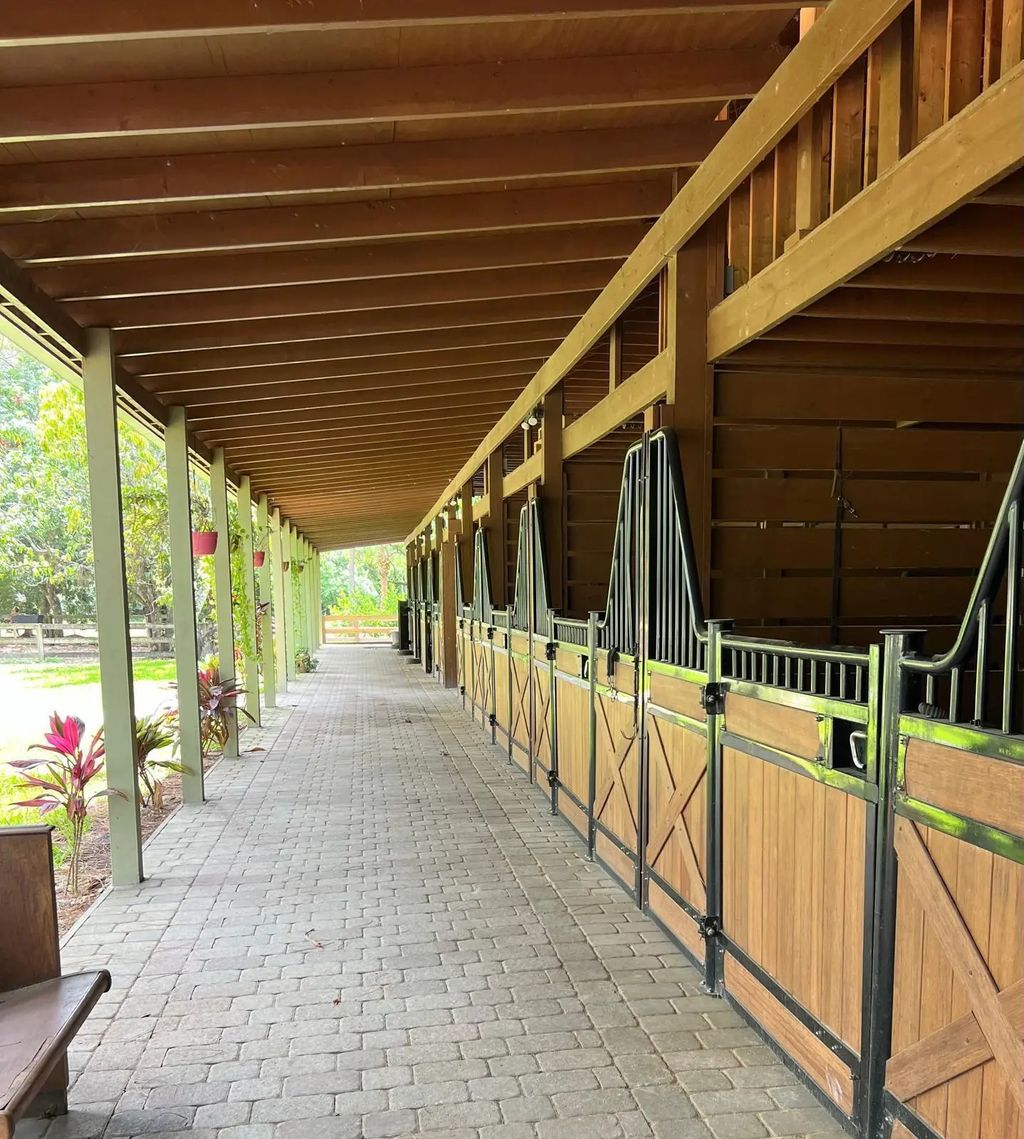 1711 Stallion Drive #barn And Apt, The Acreage