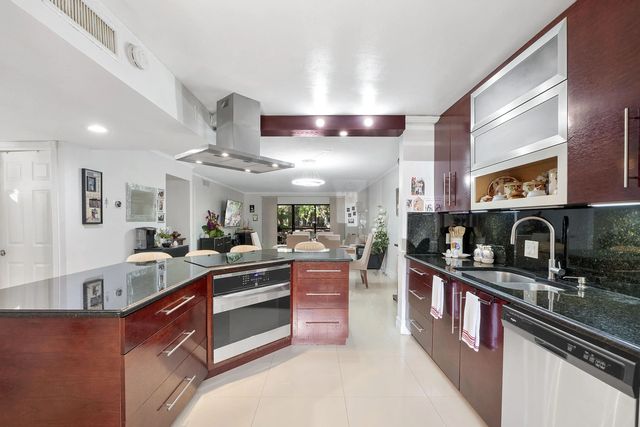 2 of 31 - 435 Lakeview Drive #104, Weston, FL