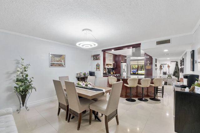 4 of 31 - 435 Lakeview Drive #104, Weston, FL