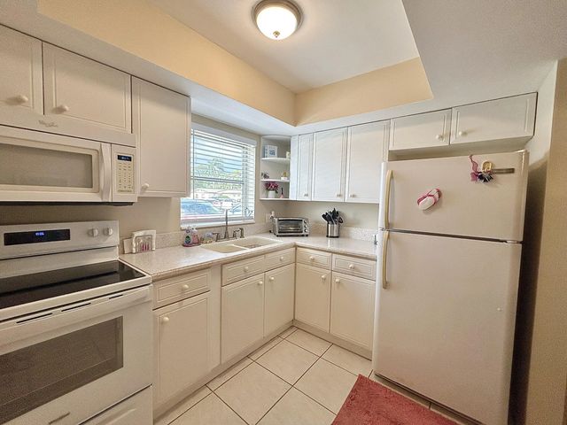 2 of 41 - 2811 Ashley Drive W #e, West Palm Beach, FL