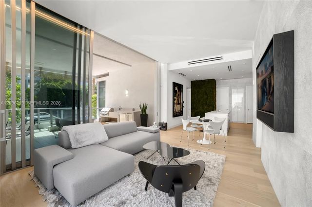 4 of 29 - 304 Ocean Drive #102, Miami Beach, FL