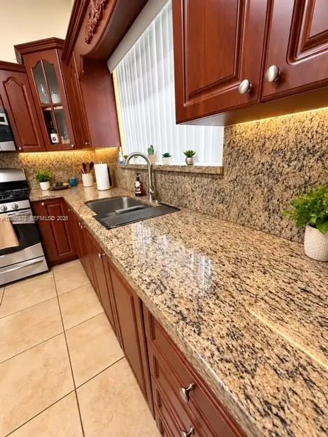 4 of 35 - 6541 Sw 5th Street, Pembroke Pines, FL