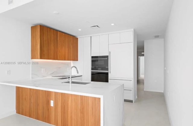 4 of 5 - 1400 Biscayne #3805, Miami, FL