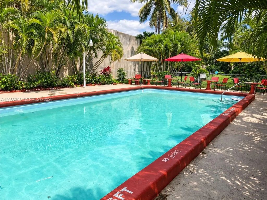 2915 Plunkett Street #11d, Hollywood