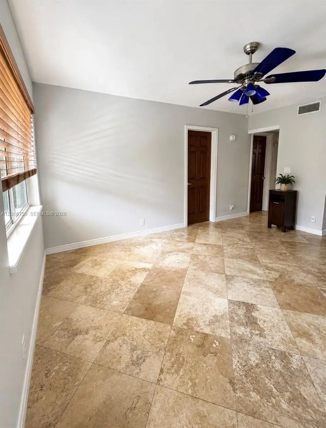 3 of 12 - 1000 Se 15th Street #205, Fort Lauderdale, FL