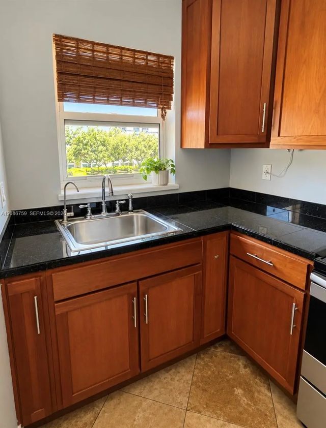5 of 12 - 1000 Se 15th Street #205, Fort Lauderdale, FL