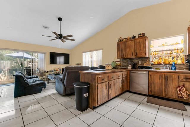 5 of 39 - 4941 Nw 83rd Avenue, Lauderhill, FL