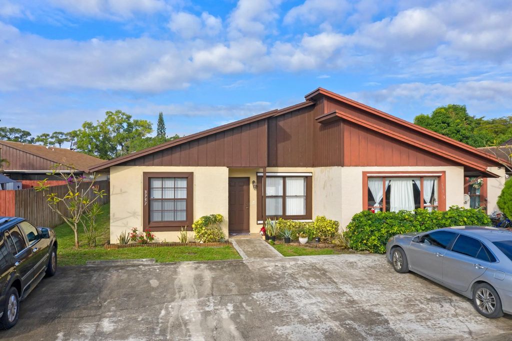 3757 Mil Pond Court, Greenacres