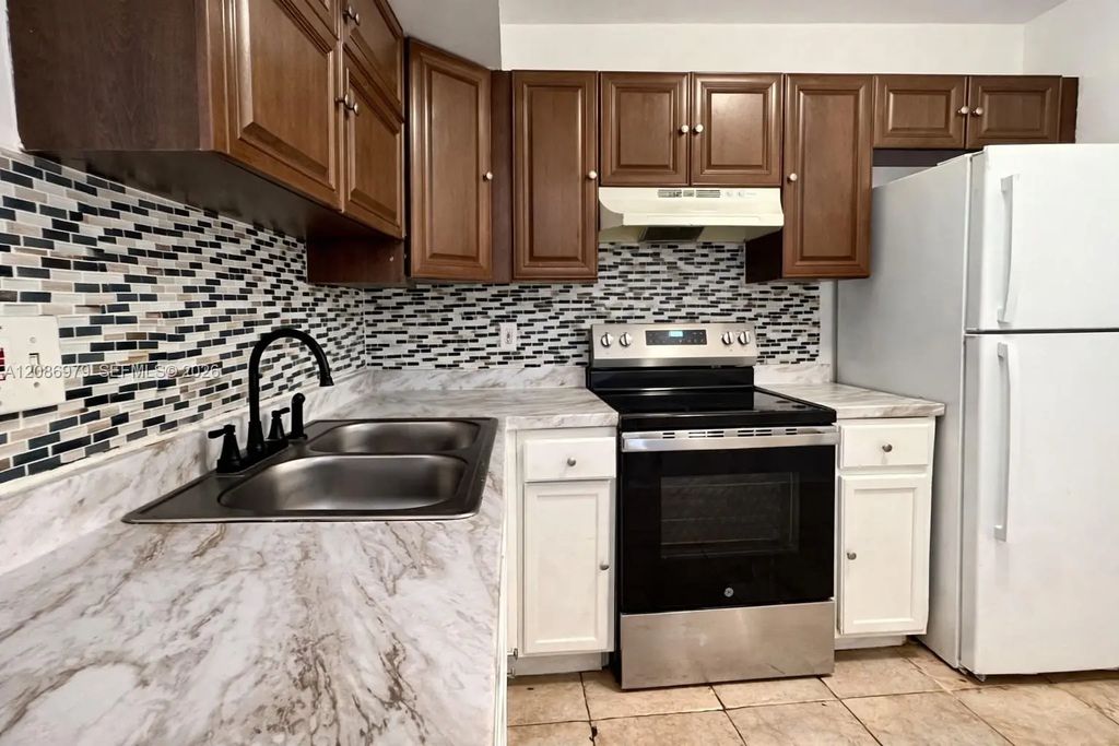 3700 Nw 21st Street #109, Lauderdale Lakes