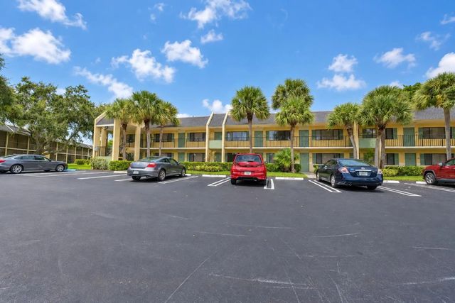 1604 Meadows Circle W, Boynton Beach