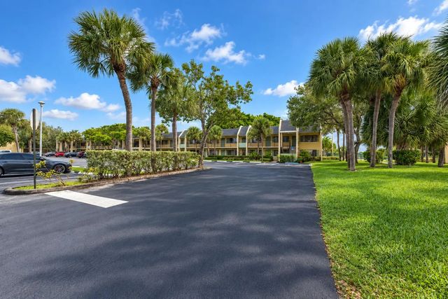 2 of 36 - 1604 Meadows Circle W, Boynton Beach, FL