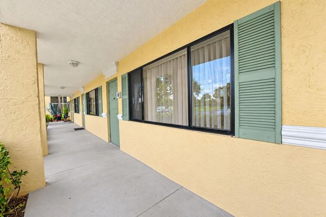 3 of 36 - 1604 Meadows Circle W, Boynton Beach, FL