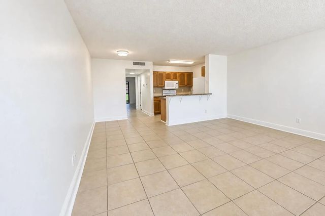 4 of 36 - 1604 Meadows Circle W, Boynton Beach, FL