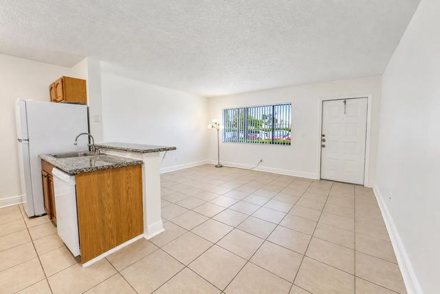 5 of 36 - 1604 Meadows Circle W, Boynton Beach, FL